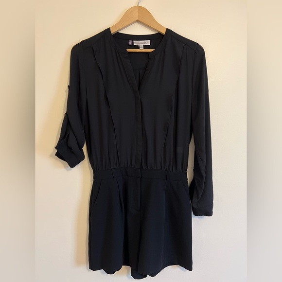 Jennifer Lopez Womens Black Jumpsuit‎ Romper VNeck Dress Short 2 Chiffon Pleated - Picture 1 of 17